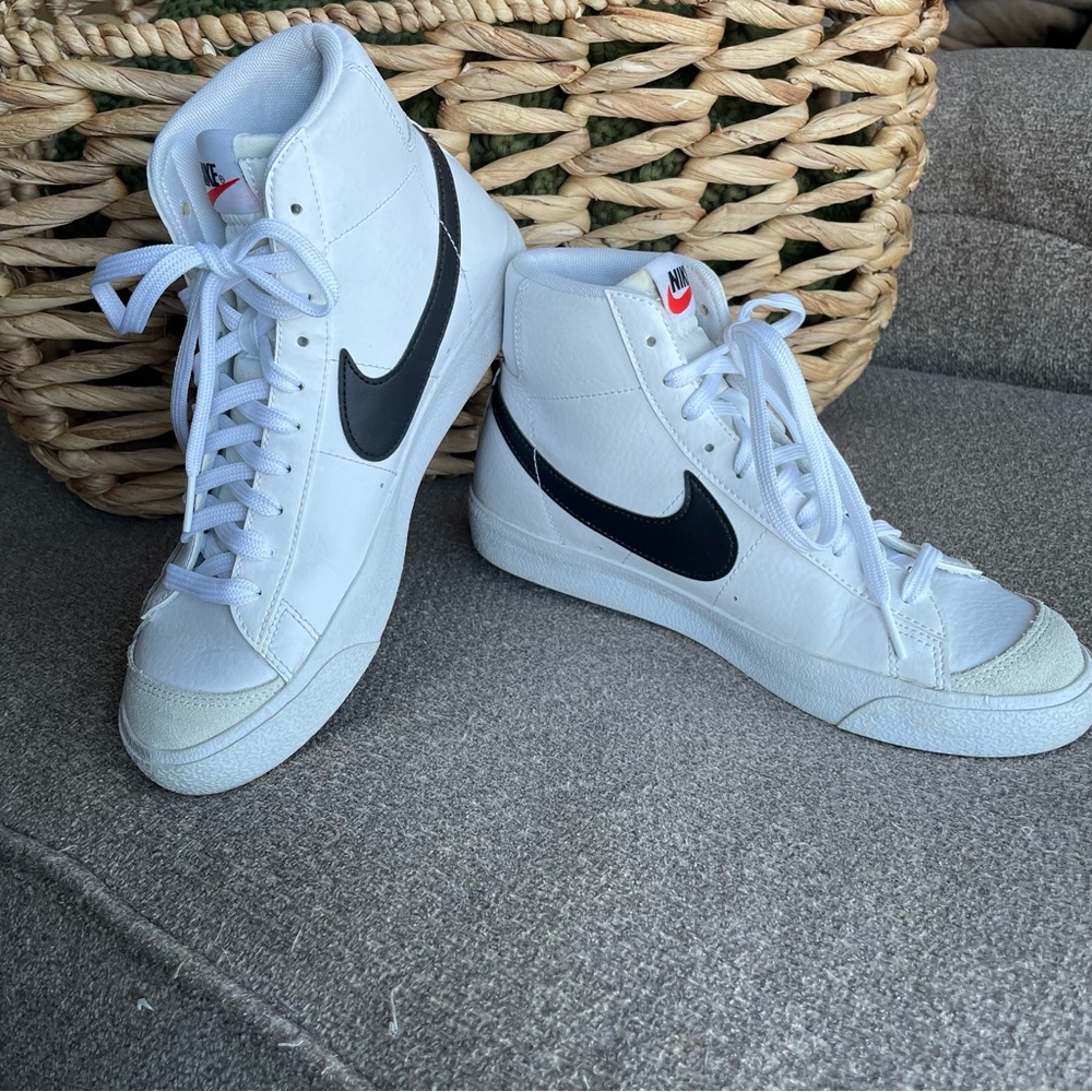 Nike Blazer Mid '77 Hightops Youth Size 7 EUC White/Black
